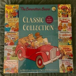 NWT The Berenstain Bears set